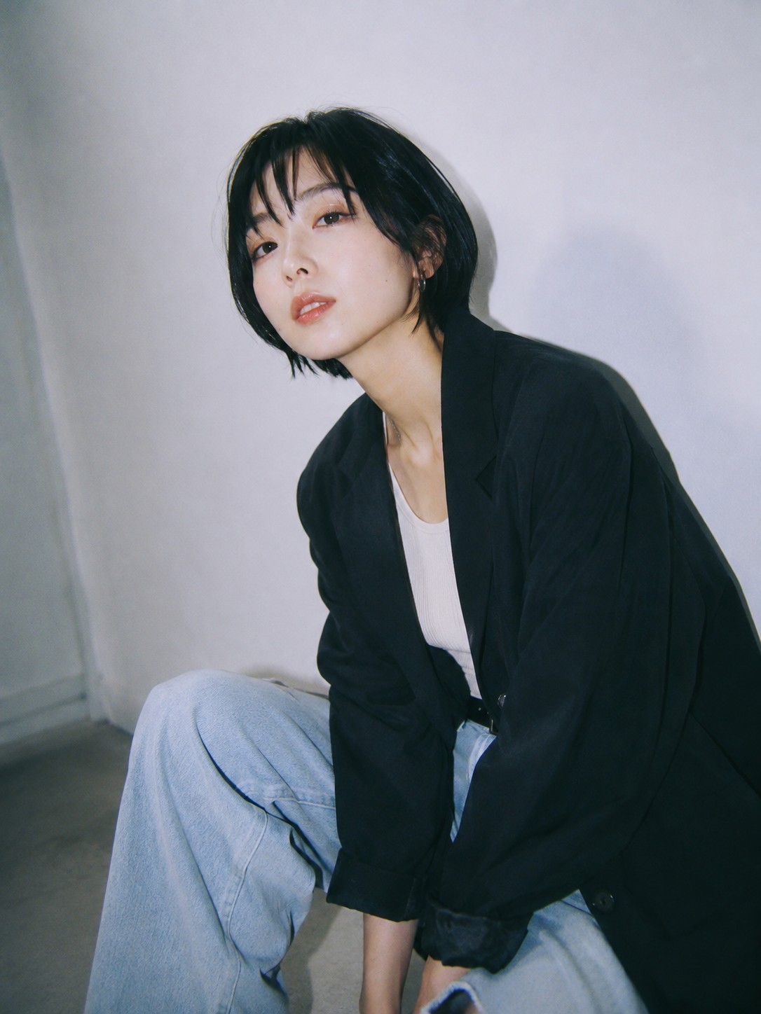 撮影現場で笑顔の女優